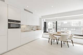 Appartement lumineux avec vue latérale unique sur la mer au cœur de Knokke-Zoute.Situé entre la Kustlaan et la Zeedijk, cet appartement bénéficie...