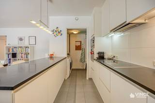Dit gelijkvloerse appartement (117 m²) in een recent complex combineert een het comfort van een modern pand met tuin met de functionaliteit van een appartement.<br />De inkomhal leidt direct naar een zonovergoten leefruimte met een strakke open keuken, volledig uitgerust met hedendaagse inbouwapparatuur. Naast twee volwaardige slaapkamers beschikt het appartement over een aparte bureau of 3de slaapkamer— ideaal voor wie wonen en werken flexibel wil combineren.<br />De moderne badkamer garandeert puur comfort, aangevuld met een apart gastentoilet voor optimaal gebruiksgemak. Een privatieve kelderberging zorgt voor de nodige praktische opslagruimte.<br />De troeven op een rij:<br />117 m² woonoppervlakte: Riant en overzichtelijk gelijkvloers wonen<br />Flexibele indeling: 2 volwaardige slaapkamers + volwaardige home-office of 3de kamer<br />Hedendaags comfort: Moderne keuken, strakke badkamer en apart gastentoilet<br />Extra opslag: Privatieve kelderberging inbegrepen<br />Toplocatie in Antwerpen: Winkels, hotspots en openbaar vervoer op wandelafstand