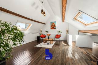 Ontdek dit uitzonderlijk ruime duplexappartement van maar liefst 195 m² gelegen in een karaktervol gebouw met een royaal en zonnig terras. Dit pand ademt authenticiteit dankzij de prachtige parketvloeren, houten elementen en het charmante balkenplafond.<br /><br />De unieke mezzanine creëert een lichtrijke leefruimte waarin woonkamer en keuken naadloos in elkaar overvloeien, wat zorgt voor een open en elegante sfeer.<br /><br />Dit bijzonder ruime appartement bevindt zich op de derde en vierde verdieping van een authentiek gebouw, midden in het hart van het historische stadscentrum.<br /><br />Op de derde verdieping vindt u een inkomhal met toegang tot het ruime terras, een praktische berging, een royale nachthal, twee volwaardige slaapkamers en een derde kamer (momenteel ingericht als bureau). Verder beschikt deze verdieping over een afzonderlijk toilet, een badkamer met ligbad en douche, een ruime aparte dressing en een volledig geïnstalleerde open keuken. Vanuit de keuken leidt een trap naar de vierde verdieping.<br /><br />De vierde verdieping is volledig ingericht als een indrukwekkende, lichtrijke woonkamer die zich uitstrekt over de volledige verdieping.<br /><br />Daarnaast is er een gemeenschappelijke kelder- en fietsenberging voorzien.<br /><br />Dit charmante dakappartement is de ideale woonplek voor wie houdt van ruimte, licht en karakter, gecombineerd met modern comfort en een topligging.<br />Extra troeven:
<ul>
	<li>EPC: C – 220 kWh/(m² jaar) </li>
	<li>Lift aanwezig in het gebouw </li>
	<li>Asbestveilig</li>
</ul>
<br />Kortom, een uitmuntend appartement dat absoluut uw bezoek waard is!