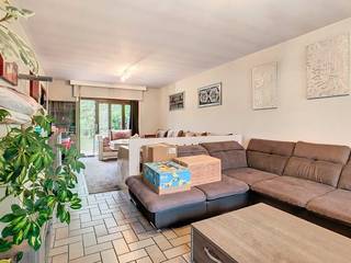 Dit huis te huur is uiterst rustig gelegen maar toch nabij het centrum van Beveren-Leie. De woning omvat een een ruime leefruimte met aanpalend de keuken. Verder zijn er nog 3 slaapkamers alsook een vernieuwde keuken aanwezig. In de tuin is het tijdens de zonnige periode heerlijk vertoeven.<br /><br />Het gepubliceerde EPC is niet meer van toepassing. Intussen werd het dak geïsoleerd alsook hoogrendementsglas gestoken. Daarnaast wordt nog een nieuwe centrale verwarming op gas voorzien. Door deze renovaties is het EPC nog gunstiger. <br /><br />Indeling: <br />* gelijkvloers: <br />inkomhal met apart toilet - leefruimte - keuken - berging - garage met wasplaats - tuin met tuinhuis<br />* eerste verdieping:<br />slaapkamer 1 -  slaapkamer  2 - slaapkamer 3 - berging - badkamer met bad, lavabo en toilet<br /><br />Troeven: <br />+ 3 slaapkamers<br />+ nieuwe cv op aardgas<br />+ vernieuwde keuken<br />+ rustig gelegen<br />+ ruime tuin<br />+ stadswater + regenwater aanwezig (1500 liter)<br /><br />De snelste manier om een bezoek te brengen aan deze woning? Vraag je bezoek aan via de rode knop op onze website (www.dewaele.com) en je wordt gecontacteerd door onze makelaar. Telefonisch kunnen er geen afspraken gemaakt worden. Bij andere vragen kun je ons telefonisch contacteren via 056 605 605.