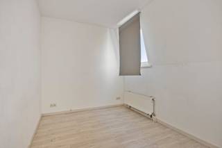 Bent u op zoek naar een slimme investering of een eigen stek vlakbij het bruisende Antwerpen? Dan bieden wij dit lichtrijke appartement aan de Van Heetveldelei 201 in Deurne nu te koop aan. Dankzij de strategische ligging nabij de Bisschoppenhoflaan en diverse belangrijke invalswegen, bevindt u zich binnen twintig minuten met de fiets, de auto of het openbaar vervoer in het hart van de stad.<br /><br />Indeling van het appartement dat we alhier te koop aanbieden: <br />- Leefruimte: Een aangename, lichtrijke woonkamer met een praktisch ingerichte open keuken.<br />- Slaapkamer: Een volwaardige en rustige slaapkamer.<br />- Badkamer: Een ruime badkamer die volledig is uitgerust met een ligbad, een toilet en een modern lavabomeubel.<br /><br />Dit éénslapkamerappartement dat wij te koop aanbieden, blinkt uit door zijn centrale ligging in Deurne. Op slechts vijf minuten wandelen of fietsen staat u in het prachtige park Rivierenhof, de ideale plek voor ontspanning en sport. <br /><br />Dit pand is bovendien een uitstekende kans voor wie een eerste woning wil kopen of op zoek is naar een mooi rendement bij verhuur. <br /><br />EPC Van Heetveldelei 201 bus 301 : 220 kWh / (m² jaar)<br /><br />Ben jij geïnteresseerd in dit vastgoed te koop in Deurne? Aarzel dan niet om ons te contacteren. Het Dewaele vastgoedkantoor van Deurne aan de Turnhoutsebaan staat graag tot uw dienst.<br />Had u graag een gratis schatting van uw eigendom? bel ons voor een vrijblijvend gesprek op 03/666.66.66 of mail naar deurne@dewaele.com<br /><br />Bestuursmaatregelen in het maatregelenregister: in aanvraag