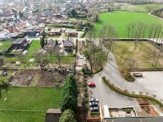 Op een uitstekende, rustige locatie te Bonheiden vindt u deze instapklare gelijkvloerse woning op een ruim perceel van 1.390 m². Deze woning combineert comfort, privacy en een aangename woonomgeving, ideaal voor wie op zoek is naar gelijkvloers wonen.  U bevindt zich hier op vlakbij het centrum, winkels, scholen en het openbaar vervoer. <br /><br />We betreden de woning via de inkomhal met gastentoilet. De leefruimte geniet van veel natuurlijk lichtinval door de grote raampartijen, waardoor u ook een prachtig zicht heeft op de tuin. Deze kan u inrichten met een gezellige zithoek en een aparte eetplaats. Langs de leefruimte vinden we de keuken terug, voorzien van de voornaamste toestellen. De woning beschikt over twee ruime slaapkamers en de badkamer, dewelke recent werd vernieuwd met inloopdouche en lavabo.<br />Verder is er een inpandige garage aanwezig, wat zorgt voor extra bergruimte en een veilige plaats voor uw wagen.<br />In de ruime tuin kunt u steeds in alle rust en privacy genieten van het mooie weer. Het aanwezige zwembad vormt een absolute meerwaarde en maakt het geheel compleet voor wie wil genieten van het buitenleven.<br /><br />Dit is een uitstekende opportuniteit als u op zoek bent naar een instapklare gelijkvloerse woning met 2 slaapkamers te Bonheiden . Contacteer ons voor meer informatie op 0479 13 63 69 of neem een kijkje op www.boonstravastgoed.be. <br /><br />Bijzonderheden:<br />- Zwembad<br />- Twee slaapkamers<br />- Gelijkvloerse woning<br /> 