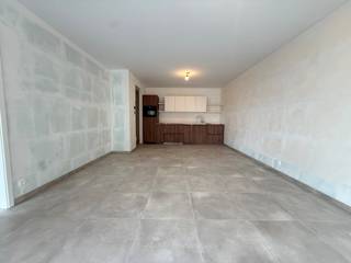 Ontdek dit prachtig, volledig instapklaar appartement op een toplocatie in het hart van Tielt. Het appartement wordt volledig afgewerkt met alle comfort waaronder; schilderwerken, verlichting, gordijnen,.... <br /><br />De ligging is een absolute troef: centraal, op wandelafstand van de Markt van Tielt, en toch geniet u van een rustig woonomgeving in Residentie Noë. <br /><br />Indeling: <br />U komt binnen via de inkom die directe toegang heeft tot de leefruimte, toilet en berging. De leefruimte is voorzien van de open keuken en heeft toegang tot het aangenaam, overdekt terras. Verder beschikt het appartement over één volwaardige slaapkamer met badkamer. <br /><br />Bij het appartement horen bovendien een bovengrondse autostaanplaats, berging en twee fietshaken.<br /><br />Het appartement is beschikbaar na voltooiing van de schilderwerken (voorzien september '26).<br />De huurprijs is exclusief de gemeenschappelijke kosten. <br /><br />Bent u op zoek naar een comfortabel en zorgeloos appartement in het centrum van Tielt? Grijp dan deze unieke kans en neem vandaag nog contract met ons op voor een bezoek!<br /><br />EPB in opmaak.