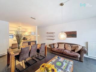 Modern en lichtrijk appartement met terras, 2 ondergrondse autostaanplaatsen en kelderberging (inclusief in de prijs!)Dit instapklare appartement,...