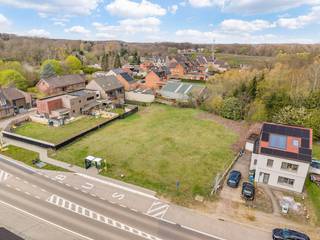 Gunstig gelegen noordwest georiënteerde bouwgrond van 8 are 85 centiare. Deze bouwgrond voor open bebouwing is gelegen in Gelrode, op een vlot bereikbare locatie nabij Betekom en Aarschot, met winkels, scholen, het openbaar vervoer en belangrijke verbindingswegen in de onmiddellijke omgeving. Dankzij deze ligging geniet je hier van een uitstekende bereikbaarheid richting Leuven, Aarschot en de E314.<br /><br />Perceelsbreedte aan straatkant 16 m.<br />Perceelsdiepte linkerzijde 52m en rechterzijde 39 m.<br /><br />Indien u extra informatie wenst of interesse heeft in deze bouwgrond kan u contact opnemen via janschrijvers@immojanstas.be of 0495 18 95 81.<br /><br />Bijkomende info (kadaster, bodemattest, Vgi,...) kan U hier downloaden ?
