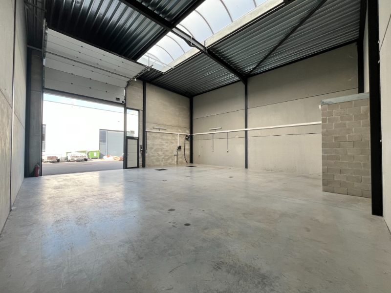 Praktische loods van 132 m² met 2 parkeerplaatsen in Rumbeke - foto 1
