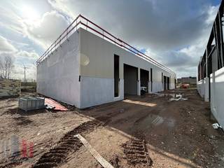 <strong>Gloednieuwe KMO-unit van 273 ²</strong> gelegen te Evergem. De unit maakt deel uit van het project<strong> 'Bizzpark Doornzele'</strong>, een project gekenmerkt door duurzaamheid en architectuur. Er is bovendien een optie om een extra verdieping van 60 m² te realiseren, bespreekbaar op aanvraag, ideaal als kantoor of extra opslagruimte. Deze unit is uitgerust met een automatische sectionale poort en heeft een vrije hoogte van 6,5 meter. De unit is volledig geïsoleerd en afgewerkt met een duurzame polybetonvloer met een draagkracht van 2,5 ton/m² permanente belasting. De ruimte is ook voorzien van een lichtstraat met geïntegreerd rookluik, een elektrische aansluiting van 3 x 400V + N met een stroomsterkte van 40A. Elke unit beschikt tevens over een regenwaterput van 5.000 liter. Zonnepanelen kunnen nog optioneel worden voorzien, afhankelijk van de noden van de gebruiker. De omgeving van het gebouw wordt volledig aangelegd met groenvoorziening. Verplichte aankoop van één autostaanplaats, extra staanplaatsen mogelijk alsook mogelijkheid voor wachtbuizen voor het plaatsen van een laadpaal.<br /><br />De ligging in Evergem zorgt voor een uitstekende bereikbaarheid, op slechts 2 km van de R4, wat een vlotte verbinding biedt naar zowel de E34 richting Antwerpen/Knokke als de E40 richting Brussel en Oostende.<br /><strong>Reeds 65% verkocht !!!</strong><br /><br />Heeft u interesse of wenst u graag meer details over deze KMO-unit? Aarzel dan niet om contact op te nemen met <strong>PANORAMA B2B</strong> voor bijkomende informatie, gedetailleerde plannen of om een vrijblijvend plaatsbezoek in te plannen. U kunt ons bereiken op het nummer <strong>0477 02 09 02</strong>.