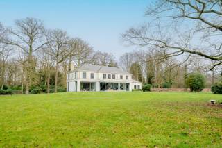 <p>Dit unieke perceel van maar liefst 11.979 m² is gelegen in de prestigieuze wijk “Vriesdonk” - beter bekend als de gouden driehoek van Brasschaat, een exclusieve villawijk die uitblinkt met zijn boomrijke lanen, aangename rust en een ongeëvenaarde levenskwaliteit! De imposante oprijlaan leidt je door het terrein langs de charmante hoeve en indrukwekkende duiventoren die afstammen van het historische kasteel dat hier ooit trots de omgeving sierde. In 2008 onderging de voornoemde hoeve een restauratie en werd de opmerkelijke villa uit de grond gestampt door Sels villabouw. Van zodra je binnenstapt word je verwelkomd in de gigantisch grote en zonnige leefruimte, waar royale raampartijen een zee van natuurlijk daglicht binnenlaten. Aansluitend vind je de strakke, moderne open keuken die werd voorzien van de meest duurzame materialen waaronder een stijlvol composieten werkblad. Het ganse jaar door geniet men van het adembenemende uitzicht op jouw eigen stukje groene oase dat bovendien werd ontworpen door Wirtz. Dit vanuit de gezellige veranda waar het heerlijk vertoeven is dankzij de aangename vloerverwarming én branders. Via de statige trap begeef je je op de eerste verdieping waar je maar liefst 3 slaapkamers terugvindt. De masterbedroom (52 m²) straalt pure luxe uit met zijn praktische, riante dressing en ensuite badkamer voorzien van een inloopdouche en dubbele lavabo. De overige twee slaapkamers (20,40 m² & 19,50 m²) delen een badkamer die eveneens werd uitgerust met oog op stijl en comfort. De toiletten zijn apart. Ten slotte heb je op de tweede verdieping een reusachtige zolder die je naar hartenwens kan invullen als ruimte voor jouw geliefde hobby’s, bureau, extra slaapkamer of simpelweg als opslagruimte. Ben jij klaar om verliefd te worden op deze bijzondere woning?</p>
<p><strong>Technische gegevens:</strong> Kruipruimte, wasruimte en dubbele garage van maar liefst 44 m² aanwezig. Ventilatie, airco en ingebouwde ledverlichting! Centrale verwarming op gas via een condenserende ketel, HR-beglazing in hout of pvc. Muren, vloeren en het dak werd geïsoleerd. De villa ligt 1,80 meter hoger dan de straat.</p>
<p><strong>Stedenbouwkundige inlichtingen en bodemattest aanwezig. Bevindt zich niet in een risicozone voor overstromingen (P- en G-score D). Renovatieverplichting niet van toepassing.</strong></p>