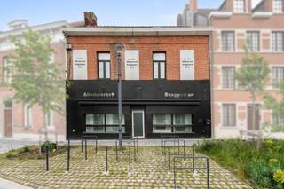 <p>Te koop: gesloten handelspand met woonruimte in het hart van Zele, op Markt 2, Oost-Vlaanderen.</p>
<p>Dit handelspand biedt een uitstekende zichtlocatie in het centrum, ideaal voor ondernemers die wonen en werken willen combineren. De ruime handelsruimte op het gelijkvloers is perfect voor diverse commerciële activiteiten, terwijl de bovenliggende woonruimte met twee slaapkamers en een gezellige living zorgt voor comfortabel wonen. De ligging op de Markt garandeert een constante passage en nabijheid van winkels, horeca en openbaar vervoer.</p>
<p>Belangrijkste ruimtes:<br />• Handelsruimte (45 m²) met grote etalage en veel lichtinval<br />• Living (23,6 m²) met aangename sfeer<br />• Keuken (13,49 m²) met praktische indeling<br />• Slaapkamer (9,88 m²)<br />• Slaapkamer (20,28 m²)<br />• Badkamer (3,31 m²)<br />• Berging (12 m²)<br />• Hal (6,58 m²)<br />• Toilet (6 m²)<br />• Kelder voor extra opslag</p>
<p>Troeven:<br />• Centrale ligging op de Markt van Zele<br />• Combinatie van handel en wonen<br />• Ruime handelsruimte met etalage<br /> </p>
<p>Neem vandaag nog contact op met je ERA-makelaar voor een bezoek. JOUW DROOMHANDELSPAND. ZO GEVONDEN!</p>