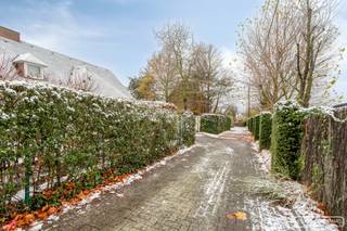 Deze woning ligt tussen de Anzegemseweg en de Industrielaan. Je komt tot aan deze woning via een automatische poort met oprit tot aan het perceel van 1014 m² en bevindt zich op een rustige ligging met vlotte bereikbaarheid naar de oprit van Waregem. De woning heeft een lange inkomhal, met living en eetruimte, keuken, veranda, 3 slaapkamers op het eerste verdiep en een vaste trap naar de zolder. Naast de woning is er een opslagruimte of tuinhuis.<br /><br />Wens je de woning volledig af te breken kan er een alleenstaande woning op gebouwd worden met als nevenbestemmingen: kantoorfunctie, dienstverlening, vrije beroepen en handel mits de woonfunctie blijft behouden als hoofdfunctie en de complementaire functie een geringere oppervlakte beslaat dan de woonfunctie. Meer informatie omtrent de bouwvoorschriften of een bezoek ter plaatse kan je vragen via sarah@maesconceptimmo.be.