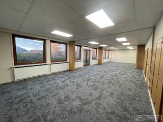 Kantoorruimte van 95m²  te huur  op 2 km van Kortrijk centrum<br /><br />Deze ruimte is ondergebracht in een kleinschalig burelencomplex in een mooie gerenoveerde site.<br />Ze kan gesplitst worden in 3.<br /><br />Gezamenlijke toiletten, wachtplaats en keuken.<br /><br />1 centrale ingang.<br /><br />Parking is voorzien voor het gebouw.<br /><br />Huurprijs: 630€/maand + maandelijkse provisie voor gemeenschappelijke kosten.<br /><br />Wenst u een bezoek? Gelieve ons te contacteren.<br /> 