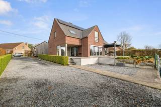 Prachtige recente VILLA (4000 m²) op een ideale locatie met zicht op de Mont-de-l'Enclus, 3 slaapkamers, 2 badkamers, bijgebouw, grote tuin en...