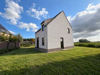 In het idyllische Ramskapelle bij Nieuwpoort vinden we langs de Leistraat deze ruime open bebouwing met lotnummer 8 terug. Deze woning ligt op een Zuidoostelijk georiënteerd perceel van zo'n 429 m² en is op de gelijkvloerse verdieping voorzien van een inkomhal met apart toilet, een ruime royale leefruimte met open ingerichte keuken en was- en bergruimte. Op de eerste verdieping bevinden er zich 3 slaapkamers, een ruime badkamer en een nachthal met apart toilet. Bovendien bevat deze woning een ruime zolder en een gezellige tuin. (Vg, Wug,Gmo, Gvkr, Gvv) ~ max E-peil: 30 ~ Ref. OU28483<br /><br />Ramskapelle de charmantste deelgemeente van Nieuwpoort ligt te midden de polders nabij het sluizencomplex “de ganzepoot” en het op -en afrittencomplex van de E40. Hierdoor is de gemeente vlot bereikbaar via de E40 afrit 3 Nieuwpoort – Diksmuide. In Ramskapelle kunt u rustig vertoeven, doch is het bruisende stadscentrum van Nieuwpoort nooit ver weg. Binnen de 5 minuten staat u met de wagen op de markt van Nieuwpoort met de fiets staat u er binnen de 10 minuten. Bent u op zoek naar een unieke woning op een prachtige locatie met voldoende faciliteiten en waar de zee om de hoek gluurt dan zijn deze woningen zeker iets voor u.<br /> <br />Deze woning wordt gebouwd volgens de meest recente energienorm en u krijgt nog de volledige inspraak in de afwerking conform het lastenboek! <br /><br />Bent u overtuigd van dit project die het beste van beide werelden combineert namelijk de rustige landelijke setting op een steenworp van de bruisende kuststad, contacteer ons dan vandaag nog voor een vrijblijvende afspraak op kantoor. Tot binnenkort !
