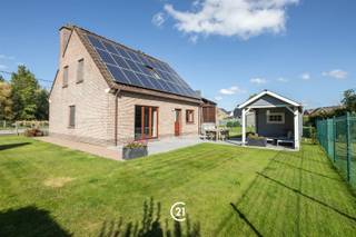 Welkom in deze charmante woning in Oetingen. Dit huis biedt je alles wat je hart begeert voor een aangenaam gezinsleven. Met een totale woonoppervlakte van 126 vierkante meter beschik je over voldoende ruimte voor het hele gezin. Het pand bestaat uit drie comfortabele slaapkamers, ideaal voor kinderen of gasten, en een praktische badkamer. De woonruimtes zijn licht en uitnodigend ingericht, met grote ramen die veel natuurlicht binnenlaten.Het hart van het huis is ongetwijfeld de keuken, waar gezelligheid centraal staat. Deze ruimte nodigt uit tot samenzijn en biedt alle mogelijkheden voor culinaire avonturen. De keuken is voorzien van moderne apparatuur en een eigentijds design dat perfect aansluit bij hedendaagse leefpatronen. Een bijzonder hoogtepunt is de schitterende buitenruimte. Het groot terras nodigt uit tot ontspanning en gezelligheid met familie en vrienden. Onderhoudsvriendelijke tuin met zijn groenvoorziening is perfect voor kinderen om veilig te spelen. Met een totale grondoppervlakte van 522 vierkante meter heb je hier werkelijk een privé-oase. Een eigen garage biedt veilige stalling voor je voertuig, alsook de afgesloten car-port (hoogte poort 3M), terwijl er aanvullende parkeermogelijkheden op de oprit beschikbaar zijn. De zonnepanelen op het dak zorgen voor duurzame energieopwekking en lagere energiekosten. Het huis ligt in het rustige centrum van Oetingen, waar je genieten kunt van het beste van het platteland zonder ver weg te zijn van voorzieningen. Dit is echt een woning waar je je welkom voelt en waar herinneringen worden gemaakt. Een perfecte keuze voor gezinnen die op zoek zijn naar hun droomhuis. EPC C 273 , electriciteit conform tot 2049, asbestveilig.