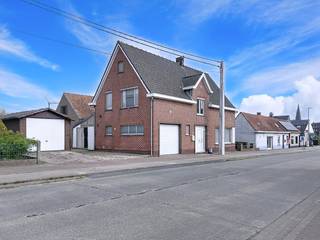 Met 3 slaapkamers, een gunstige EPC-score D en een uitstekende bereikbaarheid, is dit een kans die u niet mag missen.Indeling:- inkom- gastentoilet- lichtrijke leefruimte met zit- en eethoek- keuken- inpandige garage- aanbouw- afzonderlijke garageVerdiep:- 3 ruime slaapkamers- badkamer met ligbad en lavabo- wasruimte en bergingTroeven:- overal dubbel glas- recent vernieuwde CV-installatie op gas- EPC D: geen renovatieverplichting- 2 garages- 3 ruime slaapkamers- open bebouwingGelegen in de dorpskern van Ursel, bevindt u zich op loopafstand van alle essentiële voorzieningen en vlotte verbindingen:- Bakker, slager, apotheek en een Spar-supermarkt liggen "om de hoek"- Op slechts 10 minuten rijdt u de Aalter-E40 op, wat pendelen naar Gent, Brugge of Brussel kinderspel maakt- Ursel vormt het ideale middelpunt tussen Eeklo, Aalter, Maldegem en ZomergemWaarom kiezen voor Urselseweg 247?Dit pand is de ideale match voor wie de handen uit de mouwen wil steken en op zoek is naar een waardevaste investering. U koopt niet alleen een huis, maar een strategische plek in een levendige gemeente met een vlotte ontsluiting.Bent u klaar om dit renovatieproject om te toveren tot uw ideale thuis?Neem vandaag nog contact op voor een bezoek ter plaatse en ontdek de mogelijkheden van deze open bebouwing!Bestuursmaatregelen in het maatregelenregister: in aanvraag