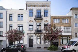 <p>In een rustige, residentiële straat in het gegeerde <span>Ukkel</span> bevindt zich deze uitzonderlijke herenwoning vol authenticiteit, charme en ruimte. Achter de statige gevel schuilt een historisch pand met een unieke ziel, waar originele elementen en hedendaags comfort harmonieus samenkomen. Doorheen de jaren werd de woning met zorg onderhouden en voorzien van vernieuwingen waar nodig, met onder meer een vernieuwd dak en geïsoleerde zijgevel, waardoor het karakter van de woning perfect behouden bleef terwijl het wooncomfort aanzienlijk werd verhoogd.</p>
<p>De royale leefruimtes ademen elegantie en authenticiteit, met prachtige hoge plafonds, originele details en een warme, tijdloze uitstraling. Grote raampartijen zorgen voor een overvloed aan natuurlijk licht en bieden een mooi zicht op de schitterende, zuidgerichte tuin die eindigt met een statige rode beuk van ruim 250 jaar. Deze groene oase geniet van volledige privacy en vormt een uitzonderlijke plek om in alle rust te ontspannen, ver weg van de drukte van de stad.</p>
<p>De woning beschikt over maar liefst zes volwaardige slaapkamers en vier badkamers, waardoor ze zich perfect leent voor grote gezinnen of voor wie wonen en werken wil combineren. Op het gelijkvloers bevindt zich bovendien een aparte kamer die ideaal ingericht kan worden als au pairruimte, gastenverblijf of praktijkruimte.</p>
<p>Ook praktisch heeft deze woning bijzonder veel te bieden. Het huis is volledig onderkelderd en beschikt over ruime, bruikbare ruimtes evenals een aparte wijnkelder — een absolute troef voor liefhebbers en verzamelaars.</p>
<p>Ondanks de uiterst rustige ligging geniet deze herenwoning van een uitstekende verbindingen met openbaar vervoer en auto naar zowel de binnenstad en het Zuidstation (zeer snelle verbinding met Brussels Airport) alsook de ringweg rond Brussel. Winkels, scholen, restaurants en tal van voorzieningen bevinden zich op loopafstand. Bovendien bestaat de mogelijkheid om tot drie autostaanplaatsen in de onmiddellijke omgeving aan te kopen.</p>
<p>Een unieke woning voor liefhebbers van karaktervolle architectuur, ruimte en rust, op een toplocatie in Ukkel.</p>