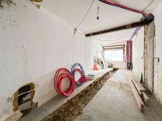 <strong>VERRASSEND RUIME CASCO-STADSWONING VAN 181</strong><strong> M</strong><strong>²</strong> bevindt zich op een gegeerde locatie, net buiten het centrum van Ronse, op <strong>WANDELAFSTAND VAN DE GROTE MARKT, DE STADSTUIN EN HET STATION</strong>. Dankzij de reeds uitgevoerde afbraakwerken en <strong>VERNIEUWDE LEIDINGEN VOOR CENTRALE VERWARMING EN ELEKTRICITEIT</strong>, kan je hier meteen aan de slag met de afwerking. Het gelijkvloers werd <strong>VOLLEDIG OPENGETROKKEN</strong> en biedt ruimte voor een <strong>MODERN EN OPEN LEEFCONCEPT</strong> met bijvoorbeeld een keuken en berging aan de achterzijde. Op de eerste verdieping is er plaats voorzien voor <strong>TWEE VOLWAARDIGE SLAAPKAMERS</strong> en een ruime badkamer. De <strong>VASTE TRAP</strong> naar de zolder opent <strong>MOGELIJKHEDEN VOOR EEN MASTERBEDROOM MET EN-SUITE BADKAMER OF TWEE EXTRA (SLAAP)KAMERS</strong>. De <strong>AFGESLOTEN STADSTUIN</strong> biedt alle privacy om van het buitenleven te genieten. Met zijn <strong>ROYALE OPPERVLAKTE</strong> en <strong>DOORDACHTE INDELING</strong> is dit pand perfect voor wie op zoek is naar een <strong>RUIME GEZINSWONING</strong> of een <strong>INVESTERING</strong> met meerwaarde.<br /><br />De woning is volledig gestript, wat de <strong>IDEALE BASIS</strong> vormt voor een totaalrenovatie op maat van jouw woonwensen.<br /><br />Adres: Elzelestraat 130 te Ronse<br /><br />Renovatieplicht van toepassing; P-score: D, G-score: D