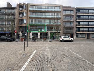 Het appartement is gelegen op wandelafstand van winkels, scholen, Brielmeersen, Leietheater,…Op de eerste verdieping bereikbaar met de lift vind u...