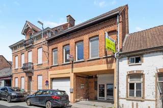 Bent u op zoek naar een ruim handelspand met een instapklare duplex waar wonen en werken perfect gecombineerd kunnen worden? Dan biedt dit pand tal van mogelijkheden.<br /><br />Het pand beschikt over een uitzonderlijk ruime handels- en opslagruimte van ca. 430 m², bereikbaar via een grote sectionale poort. Dankzij de open indeling stelt u zich hier meteen de vraag: wordt dit een winkel, garage, magazijn, stockage of e-commercehoofdkwartier? Er is bijvoorbeeld plaats voor maar liefst 15 wagens.<br /><br />Boven de handels- en opslagruimte bevindt zich een lichtrijke duplexwoning. Op de eerste verdieping vindt u een ruime leefruimte, een open keuken en een badkamer met ligbad en inloopdouche. De tweede verdieping omvat twee volwaardige slaapkamers en een extra kamer die ideaal is als kinderkamer, bureau of dressing.<br /><br />De duplex is uitgerust met airconditioning, vernieuwde ramen en een recente hoogrendementscondensatieketel, wat bijdraagt aan het wooncomfort en de energiezuinigheid. EPC X. <br /><br />Een veelzijdig pand op een centrale ligging in Hamme, ideaal voor wie op zoek is naar een combinatie van wonen en ondernemen.<br /><br /><br />Dit is een pand dat u echt gezien moet hebben om de indrukwekkende oppervlakte en mogelijkheden ten volle te kunnen inschatten. Wenst u een bezoek in te plannen? Stuur dan een e-mail naarfelix@uw-huis.be of bel tijdens de kantooruren naar 052463803.<br />