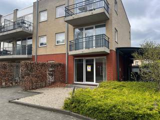 Dit lichtrijke, zuid-oost gerichte appartement gelegen op de begane grond bevindt zich in een centrale en toch zeer rustige omgeving te Gent.
Alle voorzieningen zijn in de directe omgeving aanwezig, waaronder de knooppunten van de snelwegen E40 en E17, het station Gent-Sint-Pieters, scholen, handelszaken, horeca, sportcentra en het Universitair Ziekenhuis Gent welke te voet bereikbaar is. Het bruisende stadscentrum is per fiets bereikbaar.
De woning, voorzien van zonnepanelen, bestaat uit een inkomhal, een apart toilet, een woonkamer met open keuken die toegang geeft tot het terras en de kleine tuin, een badkamer met ligbad en wastafel, een handige berging en 2 slaapkamers, waarvan één toegang geeft tot het achtertuintje. Voor extra comfort bevindt zich naast het gebouw een gemeenschappelijke fietsenstalling. Een parkeerplaats in de afgesloten ondergrondse garage, ter waarde van 17.000 euro, is in de prijs begrepen.
Geïnteresseerd? Neem dan snel contact met ons op via Affligem@immoaccenta.be of op 0475/63.70.09
