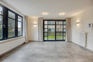 Instapklaar appartement met 2 slaapkamers te koop in de residentie Ganymedes, gelegen langs de Lejeunelaan te Koksijde-Bad. Het appartement beschikt over het genotsrecht van een eigen zongericht tuintje (+/- 100m²). Het appartement is rustig gelegen op enkele passen van de winkelstraat en eveneens op wandelafstand van het strand!<br /><br />Op zoek naar interessante immo te Koksijde? Lees dan zeker verder!<br /><br />INDELING <br />> Gelijkvloers<br />- lichtrijke leefruimte met open geïnstalleerde keuken<br />- apart toilet <br />- badkamer met douche, wasmeubel met lavabo en handdoekradiator<br />- 2 slaapkamers <br />- tuin (+/- 100m²) met terras<br /><br />> In de kelder is er een gemeenschappelijke fietsenstalling en de mogelijkheid tot aankoop van een autostaanplaats.<br /><br />TROEVEN<br />+ Volledig instapklaar appartement<br />+ Conforme elektrische installatie, CV op aardgas<br />+ Ruime zonnige tuin <br />+ TOPlocatie op wandelafstand van de winkelstraat en het strand<br /><br />Interesse in dit appartement te koop in Koksijde? Neem dan zeker contact op met de dossierverantwoordelijke Sarah Velle via 0470 10 52 78 of sarah.velle@dewaele.com. <br /><br />Bestuursmaatregelen in het maatregelenregister: nee