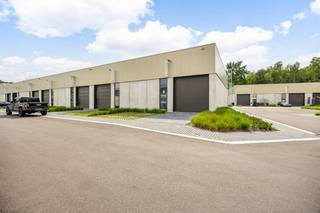 In het verzorgde KMO-park Walth, gelegen aan de Gietreijstraat te Genk, bieden wij deze hoekgelegen KMO-unit van ca. 210 m² te huur aan.De...