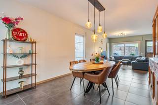 Deze mooie woning met bouwjaar 2009 en een EPC B-label is prima gelegen nabij het provinciepark, scholen, winkels, sportfaciliteiten, eet- en drankgelegenheden en de of/afrit van de E314. Op een kleine 10min staat u met de fiets in het centrum van Leuven!<br /><br />Bestaande uit een inkomhal met een apart toilet en plaats voor vestiaire, een lichtrijke leefruimte met een zit- en een eetplaats en een schuifraam naar het terras, een open keuken met een eiland en een praktische wasplaats. <br />Op de eerste verdieping zijn een ruime hal met een apart toilet, 2 ruime slaapkamers, een bureau en een badkamer met een ligbad én een inloopdouche voorzien.<br />Op de tweede verdieping zijn een derde ruime slaapkamer met aansluitend een dressing en een technische ruimte voorzien. De woning is volledig onderkelderd met een kruipkelder en beschikt over een regenwaterput van 7.500liter.<br /><br />Naast de woning is een oprit met een poort en plaats voor 2 wagens voorzien. De tuin is onderhoudsvriendelijk aangelegd met een groot terras, verharding, kunstgras en een garage met een elektrische poort.<br /><br />EPC 113kWh(B-label)! Elektriciteit conform! Niet-overstromingsgevoelig! <br /><br />Indien u deze mooie woning graag bezoekt dan kan u mij steeds bereiken via arnaut@immojanstas.be of op 0495292080.<br /><br />Bijkomende info (EPC, bodemattest, elektriciteitsattest, enz...) kan U hier downloaden ↓