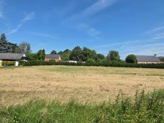 <p><span>Op een gunstige locatie te Schriek (Heist-op-den-Berg) bevindt zich deze bouwgrond voor open bebouwing op een perceel van 1072 m². U bevindt zich hier tussen twee centrale dorpen Schriek en Booischot (Pijpelheide) met winkels, scholen en lokale handelaars op fietsafstand. Nabijheid van Booischot station. Gunstige verbinding naar Aarschot en bij uitbreiding Leuven. Het bewijs dat landelijk wonen met een goede verbinding hand in hand kunnen gaan. </span></p><p><span>Deze bouwgrond gelegen rechts naast nummer 47 en aangeduid als lot 1 op het goedgekeurde verkavelingsplan biedt zeer mooie bouwmogelijkheden. <br />De 3D-beelden geven een weergave van een mogelijke woning volgens de geldende bouwvoorschriften conform de verkavelingsvoorschriften. Deze zijn louter indicatief en ter inspiratie.</span></p><p><span>Bouwvoorschriften</span><span>:<br />- Bouwgrond voor open bebouwing, vrijstaande ééngezinswoning<br />- Eengezinswoningen, met inbegrip van zorgwoningen worden toegelaten.<br />- Functies complementair aan het wonen, zoals kantoorfunctie, vrij beroep en dienstverlening zijn toegelaten (zie voorwaarden)<br />- Bouwbreedte max. 16,03m<br />- Bouwdiepte max. 17m<br />- Max. nokhoogte is 11m<br />- Dakvorm plat of schuin dak toegelaten<br />- Bijgebouw max 75 m² toegelaten</span></p><p><span>Troeven:</span></p><p><span>- Bouwgrond voor vrijstaande woning<br />- Mooi onderhouden bouwgrond, bouwrijp<br />- Ruim perceel van 10a72ca<br />- Goedgekeurde verkaveling<br /><br />Contacteer ons kantoor Dupont Vastgoed voor meer informatie op 015 15 15 15.</span></p>