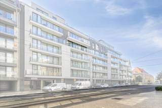 Dans la résidence Cust'O, nous trouvons ce nouvel appartement de vie assistée à vendre. L'appartement dispose d'une chambre spacieuse et de nombreux placards intégrés. La résidence bénéficie d'un emplacement central au cœur d'Oostduinkerke-Bad, près de la mer !MISE EN PAGE> Quatrième étage- Espace de vie lumineux avec cuisine installée et nombreux placards intégrés- Terrasse spacieuse de 13,4 m²- Chambre avec placards- Salle de bain spacieuse avec douche à l'italienne et lavabo> Rangement privé au sous-sol. La résidence Cust'O propose des installations luxueuses telles qu'une salle de sport, un espace bien-être avec sauna, un coin lecture avec bibliothèque, une cafétéria et un restaurant, une salle de réunion pour les jeux de société, une terrasse ensoleillée commune et un large éventail de services. Vous pouvez vivre de façon autonome et indépendante.Un foyer d'aide à la vie autonome diffère de la situation à domicile par la disponibilité de soins de crise, de soins de transition, de permanence et d'assistance.POINTS FORTS+ Emplacement idéal à Oostduinkerke-Bad, près de la mer et à quelques pas de tous les commerces (supermarché, boulangerie,...) et des transports en commun+ Appartement parfaitement fini avec placards intégrés et parquet+ Fiscalement avantageux : seulement 12 % de TVA et exonération de l'impôt foncier !+ permanence 24h/24 et 7j/7 + Efficacité énergétique : label A !Intéressé par cet appartement assisté à vendre dans la résidence Cust'O à Oostduinkerke ? N'hésitez pas à contacter la responsable du dossier Sarah Velle au 0470 10 52 78 ou à sarah.velle@dewaele.com