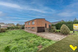 Charmante woning op een ruim perceel van 1.012m².<br /><br />We betreden deze woning via de ruime inkomhal om vervolgens door te gaan naar de lichtrijke leefruimte. Deze is onderverdeeld in een gezellige zithoek en een eethoek met koppeling naar het terras en de tuin. Naastliggend bevindt zich de keuken ook hier weer met zicht op de tuin. Verbinding via de trap naar de koele berging, de wasplaats en de badkamer die zich allen op grondniveau bevinden.<br /><br />Gaan we vervolgens via de trap omhoog naar het nachtgedeelte hebben we hier 3 slaapkamers.<br /><br />Op grondniveau is er verder nog een ruime garage met mogelijkheden tot opslag en op dakniveau een kruipzolder.<br /><br />Zetten we een stap naar buiten via het overdekt terras, hebben we zicht op een ruime naast- en achterliggende tuin.<br /><br />Op vlak van ligging zitten we hier in een rustige buurt met een goede verbinding naar de omliggende gemeenten en de E313.<br /><br />Bent u geïnteresseerd en wenst u een bezoek? Bel ons op het nummer 013 66 62 08.