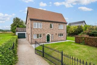 <p><span>Charmante woning in Wolvertem, een ideale gezinswoning met een ruime bewoonbare oppervlakte van 264m². Deze prachtige vier-slaapkamerwoning biedt een harmonieuze mix van comfort en elegantie, perfect voor iedereen die op zoek is naar een rustige en ruime thuisomgeving.</span></p><p><span>Bij binnenkomst ervaart u onmiddellijk de warme en uitnodigende sfeer, mede dankzij het prachtige houtwerk en de stijlvolle afwerking. </span></p><p><span>De ruime woonkamer en eetkamer verrijkt met een inbouwcassette en houten balken, biedt een adembenemend uitzicht op de idyllische tuin met vijver.</span></p><p><span>De keuken is volledig ingericht en biedt ruim voldoende werk- en opbergruimte. </span></p><p><span>Op de bovenverdieping bevinden zich drie ruime slaapkamers en één kleine slaapkamer, elk voorzien van grote ramen die zorgen voor veel daglicht en een aangename sfeer. Een ruime badkamer zorgt voor optimaal dagelijks comfort.</span></p><p><span>Bovendien beschikt de woning over een zolder die u tal van mogelijkheden biedt voor renovatie en uitbreidingsmogelijkheid, ideaal voor een vijfde slaapkamer, hobbyruimte of thuiswerkplek.</span></p><p><span>In de tuin, een oase van rust en natuurpracht, kunt u heerlijk ontspannen aan de rand van de vijver of op het terras. Hier vindt u ook een praktische garage met extra bergruimte.</span></p><p><span> </span></p><p><span>Deze woning heeft een ideale ligging omdat ze rustig en groen gelegen is en toch uitstekend bereikbaarheid biedt. Dankzij de centrale ligging dichtbij Brussel en de vlotte aansluiting met belangrijke invalswegen, geniet je van landelijke charme gecombineerd met stedelijke nabijheid. </span></p><p><span>Dit biedt u een unieke kans om te genieten van een comfortabel en stijlvol leven te midden van een prachtige en serene omgeving. </span></p><p><span>Mis deze kans niet en ontdek zelf de vele voordelen die dit huis te bieden heeft!</span></p><p><span> </span></p><p><span> </span></p><p><span> </span></p><p><span> </span></p><p><span> </span></p><p><span> </span></p><p><span> </span></p><p><span> </span></p><p><span> </span></p><p><span> </span></p><p><span> </span></p><p><span> </span></p><p><span> </span></p><p><span> </span></p><p><span> </span></p><p><span> </span></p><p><span> </span></p><p><span> </span></p><p><span> </span></p>