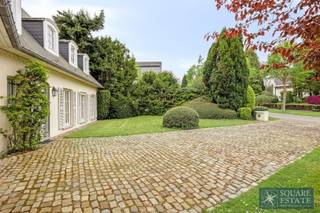 <p><span>Square Estate stelt u deze prachtige villa voor in klassieke stijl in het prestigieuze domein van Bouchout.</span></p><p><span> </span></p><p><span>Deze villa, met zijn vele voordelen, is als volgt ingedeeld:</span></p><p><span> </span></p><p><span>Op de begane grond wordt u begroet door een ruime hal die leidt naar een grote woonkamer met open haard in Franse steen, een eetruimte en een semi-ingerichte keuken. </span></p><p><span>U vindt er ook een vestiaire, een gastentoilet en een kantoorruimte. De vloeren in Bourgondische steen en het prachtige zicht op de lichtrijke tuin zijn belangrijke troeven.</span></p><p><span> </span></p><p><span>Op de verdieping leidt een ruime nachthal met prachtig massief eiken parket naar een master suite met eigen badkamer, drie grote slaapkamers, een kleine kamer, een tweede badkamer en een doucheruimte.</span></p><p><span> </span></p><p><span>Een zeer grote geïsoleerde zolder loopt over de hele lengte van de woning.</span></p><p><span> </span></p><p><span>Dit prachtige huis van 225 m2, gelegen op bijna 11 are grond, heeft ook een grote tuin met zuidelijk gerichte terrassen.</span></p><p><span>Een garage voor twee auto's en 4 buiten parkeerplaatsen maken deze woning compleet. </span></p><p><span>In de volledige ondergrondse verdieping bevinden zich ruime en praktische kelders.</span></p><p><span> </span></p><p><span>Een zeer gewilde en groene buurt.</span></p><p><span> </span></p><p><span>Contacteer ons vandaag nog voor meer informatie of een bezoek: 02/462.42.01 of <span>info@square-estate.be</span></span><span> </span></p><p><span> </span></p><p><span> </span></p>
