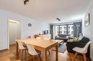 Op zoek naar een appartement op een toplocatie in Knokke? Met de Lippenslaan letterlijk om de hoek en winkels, restaurants en openbaar vervoer op wandelafstand, geniet u hier van alles wat het bruisende centrum te bieden heeft.<br /><br />Via de inkomhal met afzonderlijk gastentoilet bereikt u de lichtrijke woonkamer, met ruimte voor een gezellige zithoek en een eetgedeelte. De aparte, praktisch ingerichte keuken sluit hier mooi op aan. Verder beschikt het appartement over twee volwaardige slaapkamers, die tal van mogelijkheden bieden.<br /><br />Dankzij de centrale ligging en veelzijdige indeling is dit appartement ideaal als vaste woonst, tweede verblijf aan zee of interessante investering.<br /><br />Een mooie opportuniteit voor wie op zoek is naar een appartement op een gegeerde locatie in Knokke.