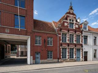 <strong>GERENOVEERDE OPBRENGSTEIGENDOM</strong> op een <strong>UITMUNTENDE LIGGING</strong> in het <strong>CENTRUM </strong>van<strong> OUDENAARDE</strong> met <strong>UITZICHT OVER DE SCHELDE</strong>. Dit <strong>INVESTERINGSPROJECT</strong> omvat <strong>3 APPARTEMENTEN</strong> en een <strong>HANDELSGELIJKVLOERS</strong>. De entiteiten werden in <strong>2010 VOLLEDIG GERENOVEERD</strong> en beschikken elk over een <strong>GUNSTIG EPC (LABEL A OF B)</strong>. Alle voorzieningen bevinden zich <strong>OP WANDELAFSTAND</strong>, met vlotte toegang tot de <strong>FIETS- EN WANDELROUTES</strong> langs <strong>DE SCHELDE</strong> en in <strong>DE VLAAMSE ARDENNEN</strong>. <strong>A-LOCATIE</strong> om steevast huurders aan te trekken.<br /><br />- Handelsgelijkvloers: winkelruimte en bureau, <strong>verhuurd (1.114 euro)</strong>, 43 m² bruikbare oppervlakte<br />- Studio gelijkvloerse verdieping: 1 slaapkamer en koer, verhuurd <strong>(510 euro)</strong>, 42 m² bewoonbare oppervlakte<br />- Appartement eerste verdieping: 3 slaapkamers, verhuurd <strong>(816 euro)</strong>110 m² bewoonbare oppervlakte<br />- Appartement tweede verdieping: 2 slaapkamers, verhuurd <strong>(738 euro)</strong>, 103 m² bewoonbare oppervlakte<br /><br /><strong>Bruto rendement: 5,10%<br />Netto Rendement: 4,25%</strong><br /><br />Adres: Bergstraat 3 - Louise-Mariekaai 2 te Oudenaarde<br /><br />EPC-Label's: A & B; P-score: C, G-score: C; Bestuursmaatregelen in maatregelenregister: neen.