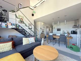 Bezoekdag 23 april - reserveer jouw tijdslot via www.polares.eu! <br /><br />Op de tweede verdieping van deze kleinschalige residentie kan je dit lichtrijke duplex appartement terugvinden. Er is geen lift aanwezig in het gebouw. <br /><br />De inkomhal is voorzien van een vestiaire. Deze brengt je naar de lichtrijke leefruimte met open keuken. De keuken is volledig geïnstalleerd en voorzien van al het nodige comfort dat je maar nodig hebt. De leefruimte biedt voldoende plaats voor een zit- en eetgedeelte. <br />Daarnaast beschik je nog over een praktische berging met aansluiting voor wasmachine en droogkast. De mezzanine kan je gebruiken als extra leefruimte of als bureau. Hier zijn teven ingebouwde kasten voorzien voor extra opbergruimte. Vanuit de mezzanine heb je ook toegang tot het ruime, zonnige terras. <br /><br />Verderop kan je de twee slaapkamers terugvinden, waarvan de hoofdslaapkamer voorzien is van een ingebouwde kast. De badkamer is uitgerust met een toilet, douche en enkele wastafel. Verder is er hier ook voldoende opbergruimte. <br /><br />De belangrijkste troeven van dit appartement zijn:<br />- energiezuinig (EPC met label A)<br />- airconditioning<br />- lichtrijk <br />- kleine residentie met lage gemeenschappelijke kosten<br /><br />De maandelijkse lasten bedragen €55. De gemeenschappelijke kosten dienen voor het onderhoud van de gemeenschappelijke delen, onderhoud waterverzachter en onderhoud van de verwarmingsinstallatie.