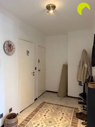 <p><span>Dit appartement is in een rustige straat gelegen op loopafstand van het station.</span></p><p><span><br /></span><span>Indeling:</span></p><p><span>U betreedt de woning via een centrale hal. De woonplaats (38m²) heeft een keramische tegel en ligt aan de voorzijde.</span></p><p><span> Aansluitend is er de keuken met veel inbouwkasten, een vaatwasser, een combi-oven en nog een extra oven, een ijskast, een keramische kookplaat, een dampkap, een speeltafel en aansluiting voorzien voor een wasmachine en een droogkast.</span></p><p><span>Aan de achterzijde zijn er 2 grote slaapkamers (13m²;16m²) via de grootste slaapkamer is het terras (5m²) bereikbaar.</span></p><p><span>De badkamer is ingericht met een ruim hoek ligbad en een lavabo in meubel, deze is volledig betegeld.</span></p><p><span>Het toilet is apart.</span></p><p><span> </span></p><p><span>Een garagebox is inbegrepen in de huurprijs.</span></p><p><span> </span></p><p><span>Nuttige informatie:</span></p><ul><li><span>Huurwaarborg: 3 maanden</span></li><li><span>Beschikbaar vanaf: 01/09/2026</span></li><li><span>EPC: 136 kWh/m²</span></li><li><span>Gemeenschappelijke kosten: 25 euro (provisie water)</span></li><li><span>Plaatsbeschrijving: externe partij</span></li><li><span>Inclusief garagebox</span></li></ul><p><span> </span></p><p><span> </span></p><p><span>PLAN VANAF NU ZELF JOUW AFSPRAAK IN VIA ONZE ONLINE MODULE</span></p><p><span>Surf naar het betreffende eigendom op onze website <span>www.habicom.be</span></span><span> en klik vervolgens op de roze knop</span><span> 'PLAN EEN BEZOEK'.</span></p><p><span> </span></p><p><span> </span></p><p><span> </span></p><p><span> </span></p>