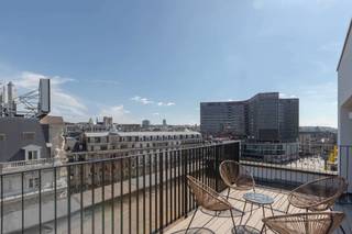 Dit mooie gemeubileerde appartement van ongeveer 71 m² ligt in het centrum van Brussel, in de levendige wijk De Brouckère en vlakbij...