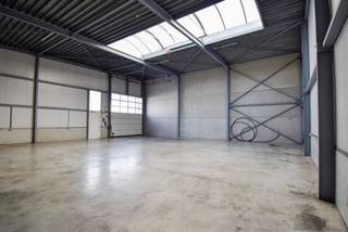 Unité PME prête à l’emploi de 225 m² avec porte sectionnelleStratégiquement située à proximité de la N76 (2,8 km) et de l’E314 (4,8 km), avec un...