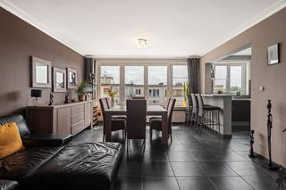 Ruim appartement met terrasDit tweeslaapkamerappartement (ca. 95 m²) is gelegen in een rustige straat waarbij winkels, scholen en parken op een...