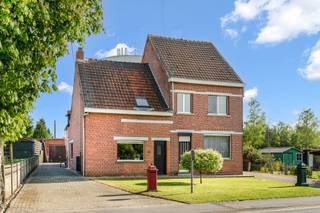 Deze 2 woningen, beide half open bebouwing zijn gelegen op een ruim perceel van maar liefst 3019 m².

Dit uniek goed is ideaal als investeringspand (beide woningen verhuren), als kangoeroewoning of om er zelf te wonen en de andere woning te verhuren (wat vroeger het geval was).
Ook is dit ideaal voor iemand die veel plaats nodig heeft voor hobby of bijberoep aangezien er enorm veel stockageruimte is op het perceel en in de woningen.
Wordt in 1 geheel verkocht !

Momenteel hebben beide woningen ieders 2 slaapkamers, maar de zolderruimtes met vaste trap van beide woningen kunnen nog naar believen afgewerkt worden om zo makkelijk 6 ruime slaapkamers te creëren.
Om de indeling nu te zien, bekijk zeker onze “plannen/foto’s” op onze website van Vastgoedservice via deze link https://www.vastgoedservice.be/vgs4/pand_one.asp?Immo_ID=19730.

Woning met huisnummer 66 heeft een bewoonbare oppervlakte van circa 145 m² met eigen terras en garage met aansluitende (tuin)berging.

Woning met huisnummer 64 heeft een bewoonbare oppervlakte van circa 173 m² met eigen terras en garage met aansluitend een ruim werkhuis, daarachter ligt de ruime zuid gelegen tuin die ongeveer 227 m diep is, op dit perceel is hier en daar ook een werkhuis en/of schuur terug te vinden voor stockage, ideaal voor iemand met een hobby of bijberoep die veel plaats nodig heeft.

Kortom een uniek eigendom met zeer veel potentieel dat zeker een bezoekje waard is !
