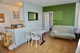 Gemeubeld 1-slaapkamerappartement in het centrum van Leuven<br />Dit charmante appartement bevindt zich op de eerste verdieping en is rustig gelegen, op slechts 5 minuten wandelen van de Grote Markt en het station.<br />Indeling: Gezellige leefruimte met tafel, stoelen, tv en sofa, open keuken voorzien van alle comfort (combi-oven, koelkast, keramische kookplaat en wasmachine), slaapkamer met bed en ingebouwde kasten, en een badkamer met zitbad, toilet en wastafel.<br />Interesse? Kom dit aangename appartement snel ontdekken!<br />Contacteer Immo-M via 0468 22 53 22 of mail naar info@immo-m.be.