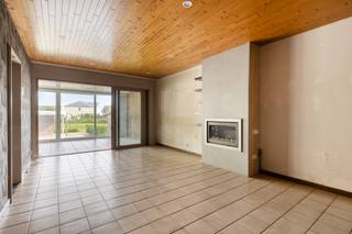 In het hart van Kruibeke vinden we deze ruime en verzorgde woning, ideaal voor wie op zoek is naar veel leefruimte en een praktische indeling.Bij het...