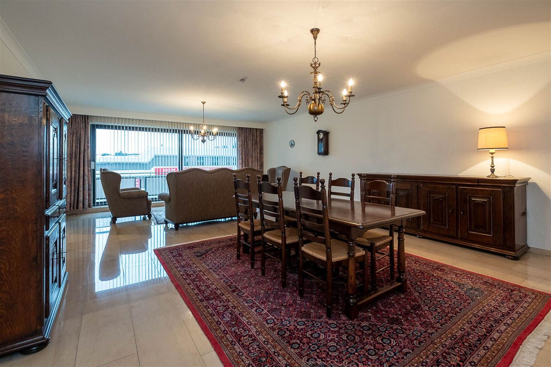 Verzorgd en ruim appartement met 2 grote slaapkamers en 2 terrassen. - foto 4