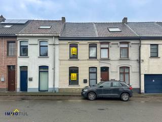 Deze recent gerenoveerde woning, gelegen nabij het centrum van Aalst, beschikt op het gelijkvloers over een inkomhal, een ruime en...