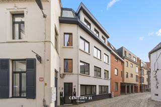 <span><strong>**Prachtige flat met terras aan het water te Leuven** - <span>LABEL A !!</span><br /><br /></strong></span>De Sint-Annastraat te Leuven is gelegen in een autoluwe zone en gekenmerkt als een gekasseide straat met karakter en grenzende aan de achterzijde van het gebouw aan het water, de Dijle. <br />Wie bieden u een prachtige flat (energetische renovatiejaar '23) met een bewoonbare oppervlakte van 39m² gelegen op een perceel van 40ca. Deze unit heeft een zeer ruime badkamer en een volledige geïnstalleerde keuken met eetplaats en living. De slaapkamer is afgesloten en is tevens ook grenzende aan het terras dewelke uitkijkt op het water. <br /><br /><span><strong>Graag meer informatie of meteen een bezoekje ter plaatse? Met plezier!! Contacteer onze Expert Investeringsvastgoed Jacky: jacky@connect-immo.be - 0495 53 46 49<br /></strong></span>