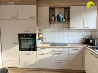 <p><span>Op een uitstekende locatie te Berchem, vinden we dit ruim 2-slpk appartement in een rustig gebouw. Het openbaar vervoer (bus en tram), tal van winkels en heel wat groenvoorzieningen zijn vlakbij gelegen. Zo vinden we het Nachtegalenpark, park Den Brandt,... op wandelafstand van het appartement. Verder is er ook een uitstekende verbinding met de autosnelwegen dankzij de directe nabijheid van diverse belangrijke invalswegen. </span></p><p><span> </span></p><p><span>Indeling:</span></p><p><span> </span></p><p><span>Via de gemeenschappelijke inkomhal komen we binnen in het gebouw en gaan we met de trap tot de 2e verdieping. We stappen binnen in de hal (+/-2m²) met vestiaire mogelijkheid en apart toilet van waaruit men toegang heeft tot de lichte en ruime woonkamer (+/-32m²) met aansluitend de ingebouwde open keuken (+/-8m²). De keuken is voorzien van een spoelbak, koelkast, keramisch kookvuur, combi-oven, plaats en aansluiting microgolfoven, plaats en aansluiting vaatwasser en voldoende bergruimte. </span></p><p><span> </span></p><p><span>Lopen we verder door naar achteren, vinden we de 2 ruime slaapkamers (16m² en 10m²) en de verzorgde badkamer (+/-9m²) welke voorzien is van een dubbel lavabomeubel met spiegelkast, ligbad met douchescherm en een handdoekradiator. Hiernaast zijn er nog 2 bergingen (2m² en 5m²) voorzien waar zich de aansluiting voor wasmachine en droogkast bevindt. </span></p><p><span> </span></p><p><span>Tenslotte beschikt het appartement vooraan nog over een autostaanplaats en is er de mogelijkheid om uw fietsen te stallen. </span></p><p><span> </span></p><p><span>Nuttige informatie:</span></p><p><span> </span></p><ul><li><span>Maandelijkse kosten: enkele minuterie gang en ledigen septische put (+/-50 euro per JAAR)</span></li><li><span>Huurwaarborg: 3 maanden</span></li><li><span>Plaatsbeschrijving: €225</span></li><li><span>Beschikbaarheid: 01/10/2026</span></li><li><span>EPC: 190 kWh/m² - label B</span></li></ul><p><span> </span></p><p><span>Boek nu zelf ONLINE uw afspraak in. Surf naar het betreffende eigendom op onze website www.habicom.be en klik op de roze knop 'PLAN EEN BEZOEK'. </span></p><p><span>Kies het moment dat u het beste uitkomt, vul de gevraagde contactgegevens in en klik nadien op verzenden om te bevestigen.</span></p><p><span>Benieuwd naar de waarde van jouw woning? Check het gratis op <span>www.watismijnhuiswaard.be</span></span><span> </span></p><p><span> </span></p><p><span> </span></p><p><span> </span></p>