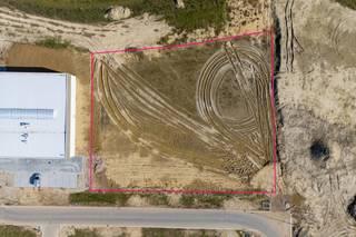Strategisch gelegen perceel industriegrond van 4.161m² te koop binnen de nieuwe ontwikkeling ‘THEA’. Het bouwrijpe en genivelleerde terrein grenst aan een volledig uitgeruste wegenis en wordt verkocht met een goedgekeurde omgevingsvergunning, al is een eigen ontwerp eveneens mogelijk. Er geldt geen bouwverplichting.<br /><br />Geschikt voor opslag en productie, met diverse ontwikkelingsmogelijkheden. In samenspraak met de ontwikkelaar kan bovendien een bedrijfsgebouw op maat worden gerealiseerd.<br />Op de site worden tevens 22 KMO-units van 180 m² tot 300 m² gebouwd, met ruime parkeer- en manoeuvreergelegenheid.<br /><br />Gelegen op slechts 3 km van het centrum van Tielt, nabij de dynamische Kasteelstraat.<br /><br />Contacteer Henry Van Tornhout voor bijkomende inlichtingen of een vrijblijvend plaatsbezoek via +32 474 13 37 93 of via henry@kmovastgoed.be 