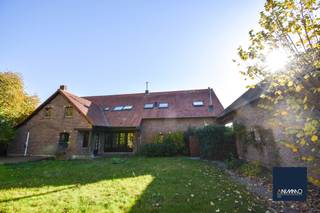 Op een unieke, landelijke locatie met een prachtig uitzicht over een mooie wijngaard en uitgestrekte velden bevindt zich deze authentieke hoeve op...