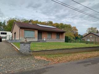 Vraag uw bezoek aan via info@optimusvastgoed.be!TE HUUR: Ruime woning met 3 slaapkamers en ruime loods!Deze ruime en perfect onderhouden woning biedt...