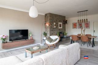 <p><span>HOBOKEN | PRACHTIG, RUIM APPARTEMENT MET TWEE SLAAPKAMERS EN TERRAS | EPC C |</span></p><p><span>Indeling als volgt: traphal - inkomhal - ruime woonkamer /eetruimte - recent vernieuwde keuken - vernieuwde badkamer met douche, lavabo en toilet - 2 slaapkamers - terras.</span></p><p><span> </span></p><p><span>Extra troeven:</span></p><ul><li><span>Ruime &amp; lichtrijk appartement (106 m²) met ruim terras (8,5m²)</span></li><li><span>Ramen recent vernieuwd</span></li><li><span>Elektrische installatie conform het AREI</span></li><li><span>Afzonderlijke meters voor nutsvoorzieningen (gas, water &amp; elektriciteit)</span></li><li><span>Zeer centraal gelegen in de nabijheid van scholen, winkels en openbaar vervoer.</span></li></ul><p><span> </span></p><p><span>Gemeenschappelijke kosten bedragen 140€ per maand (minuterie, onderhoud, gebouwverantwoordelijke &amp; reservefonds).</span></p>